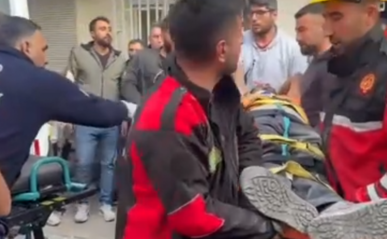 Diyarbakır’da ağır hasarlı binada yıkım faciası: İşçi molozların altında kaldı