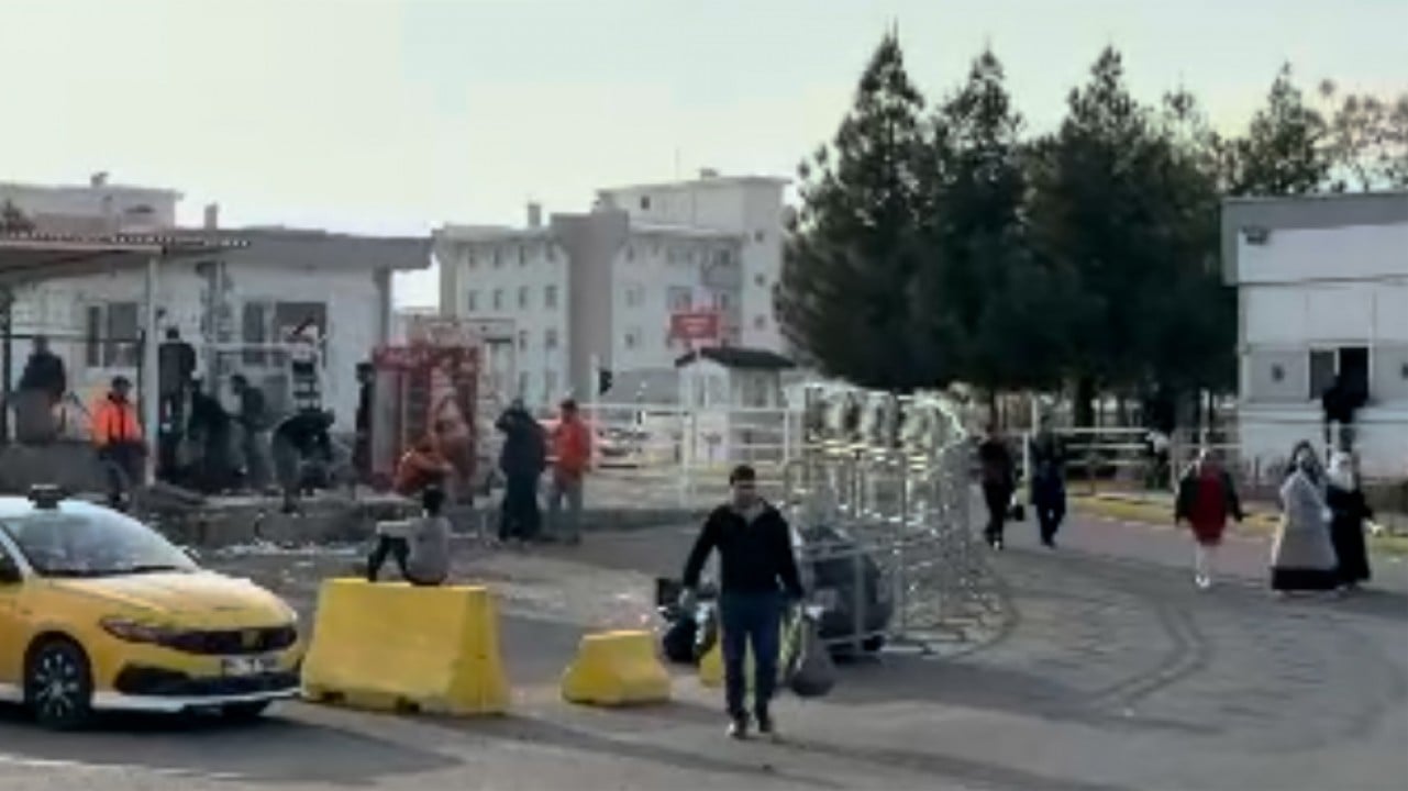 Diyarbakır'da ailelerden cezaevi önünde heyecanlı bekleyiş
