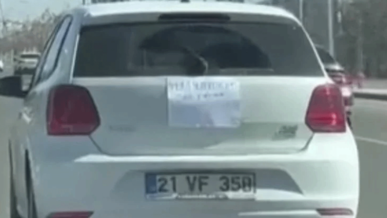 Diyarbakır'da kadın sürücünün camına astığı yazı ilgi çekti!