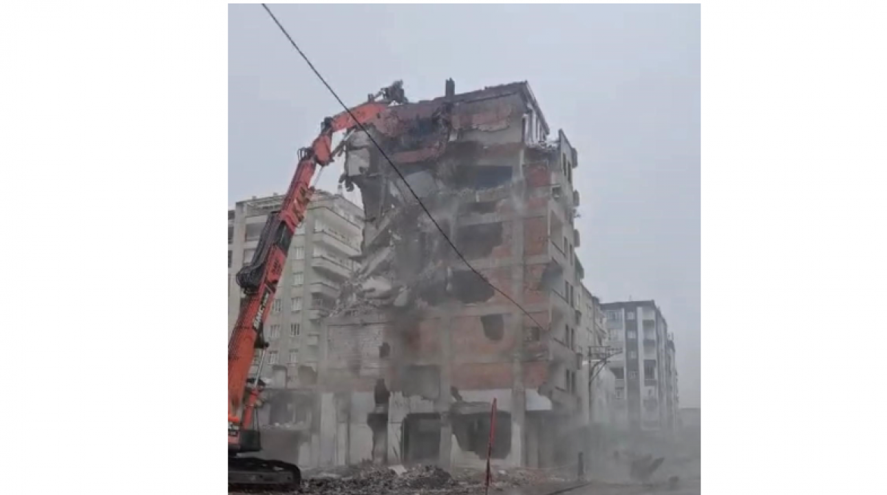 Diyarbakır'da korkutan anlar: Ağır hasarlı bina tek dokunuşla saniyeler içinde çöktü!