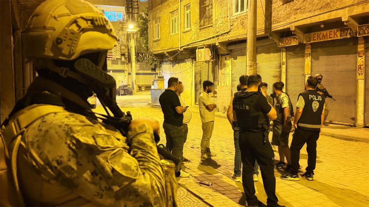 Diyarbakır’da özel harekat polisli huzur operasyonu