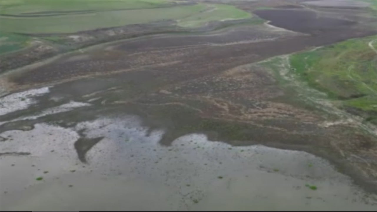 Doğuda kar batıda kuraklık: Gölette korkutan görüntü