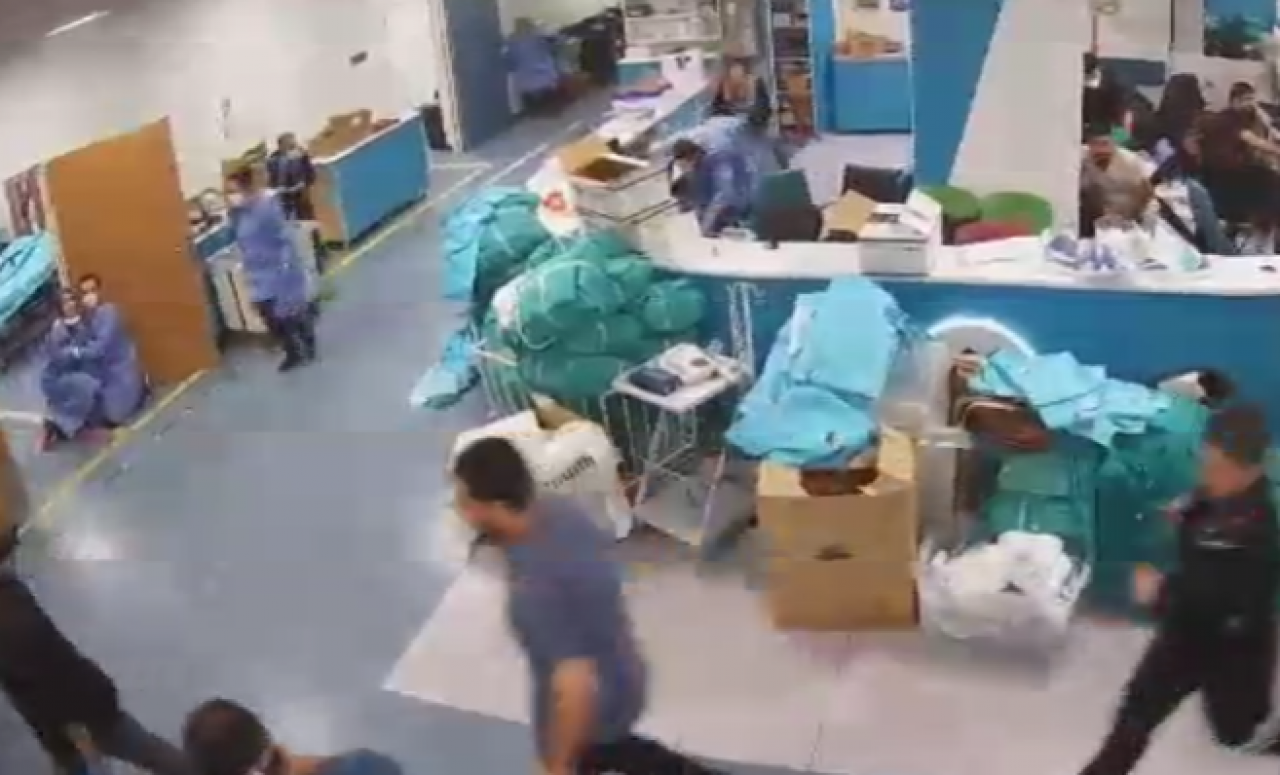 Doktorların depremle imtihanı kamerada: Sedyedeki hastaya siper oldular