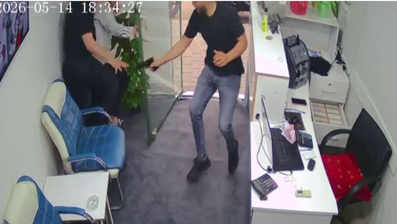 Döviz bürosuna silahlı baskın: Güvenlik kameraları saniye saniye kaydetti! Kurşun yağdırıp içeri girdi