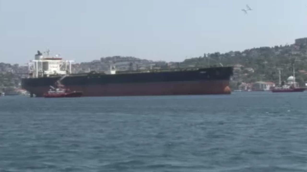 Dron saldırısına uğrayan gemi İstanbul Boğazı'ndan geçti