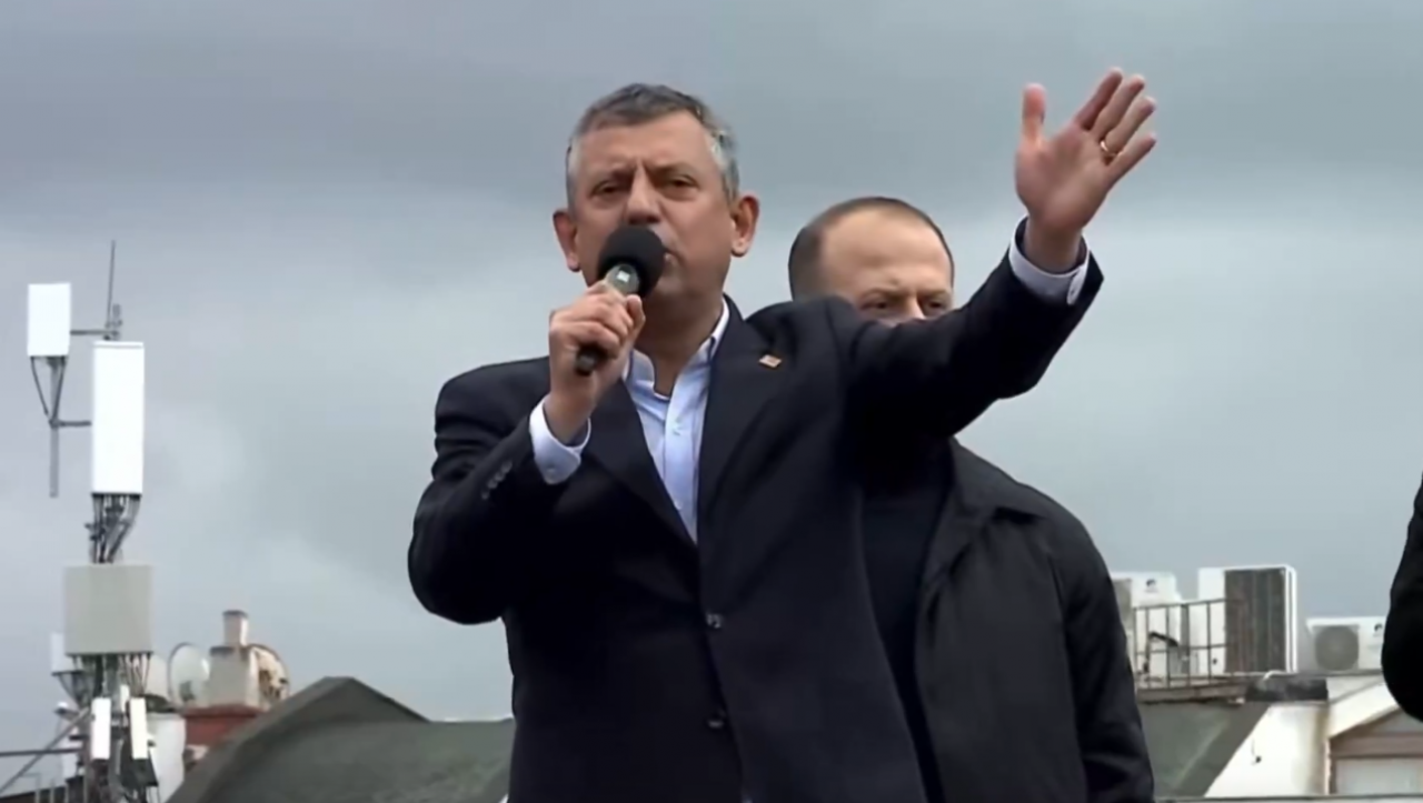 Dün destek bugün köstek! Özgür’den uçkur zikzakı