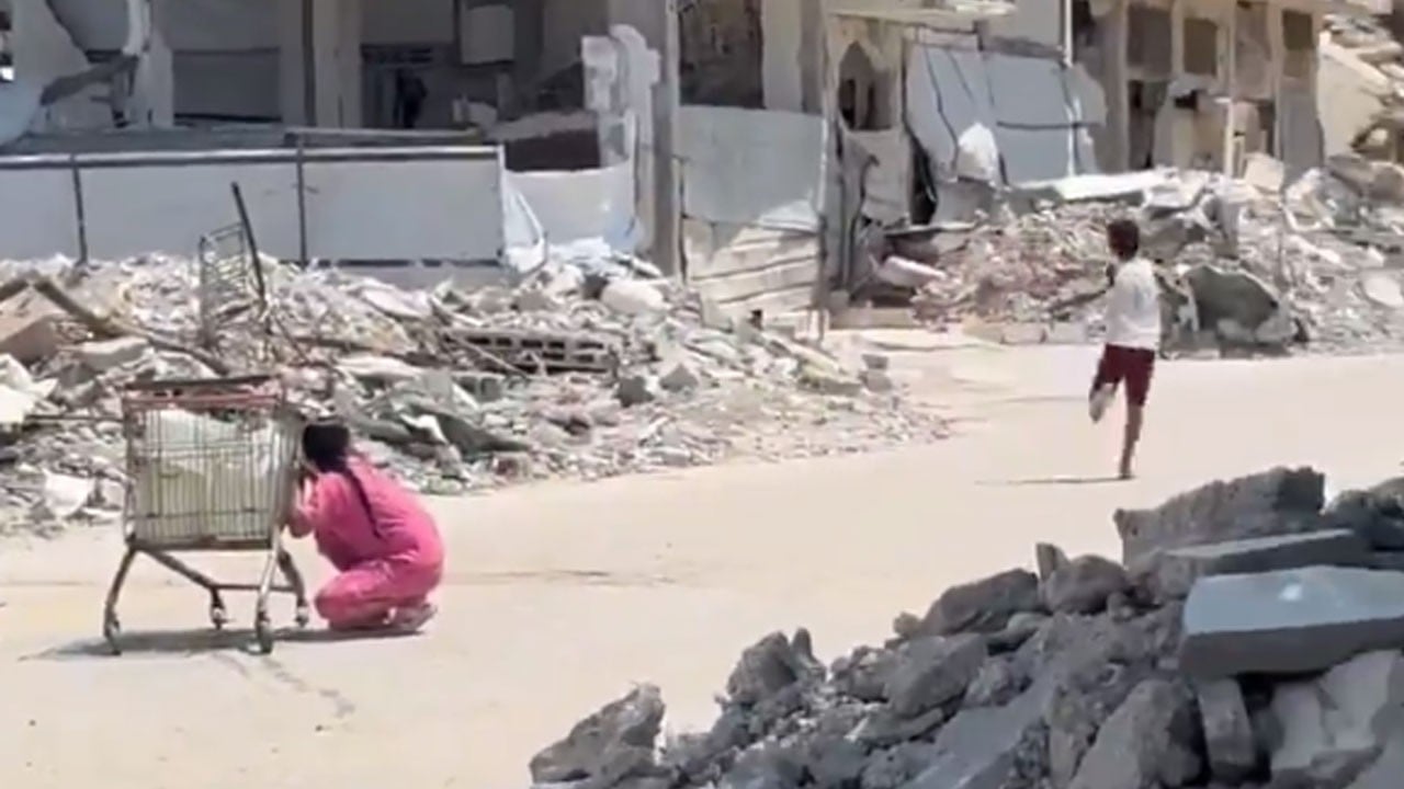Dünya bu kahpeliğe kör! Su alan çocuklara kurşun yağmuru