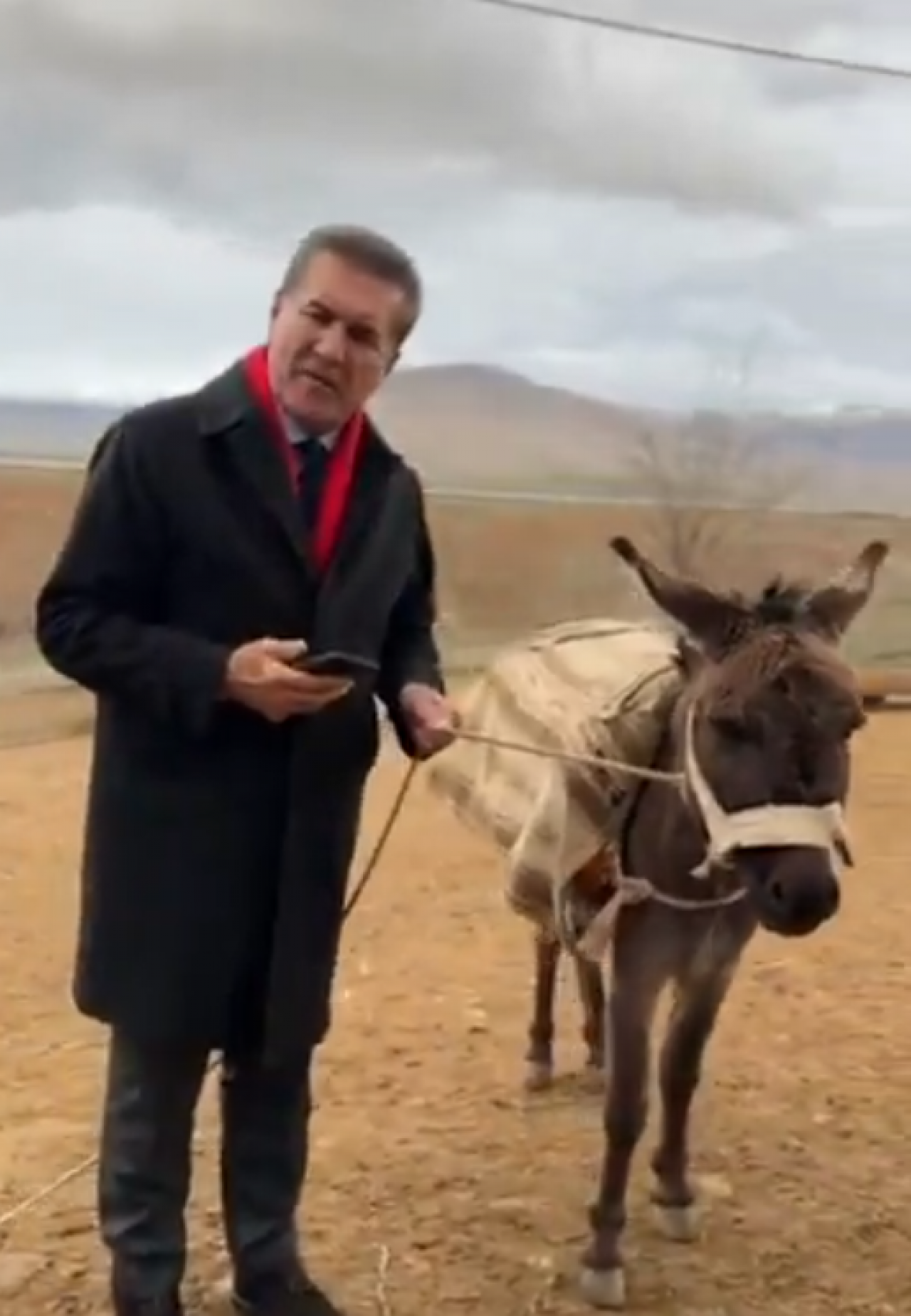 Dünya yanıyor Mustafa Sarıgül işin gırgırında ‘Eşekli’ paylaşımı tepki topladı