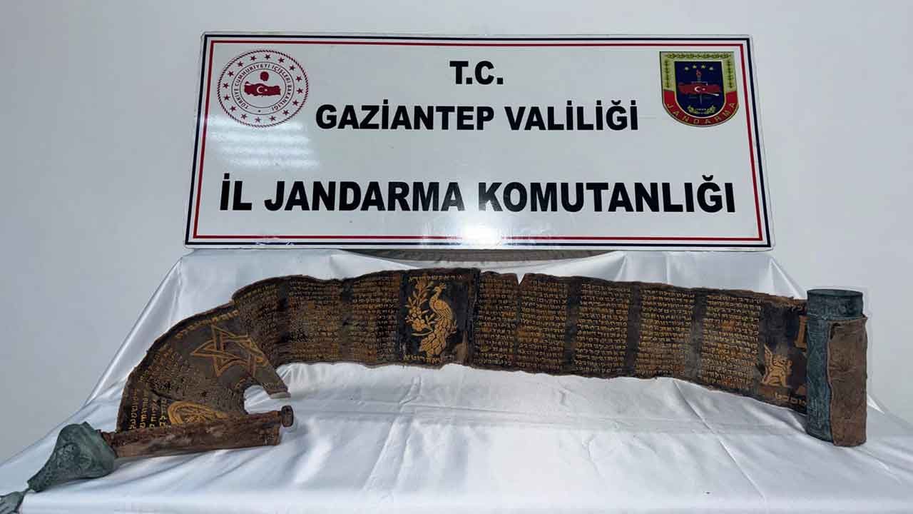Dünyanın gözü Gaziantep'te! Piton derisine işlenmiş İbranice altın yazma kitap ele geçirildi