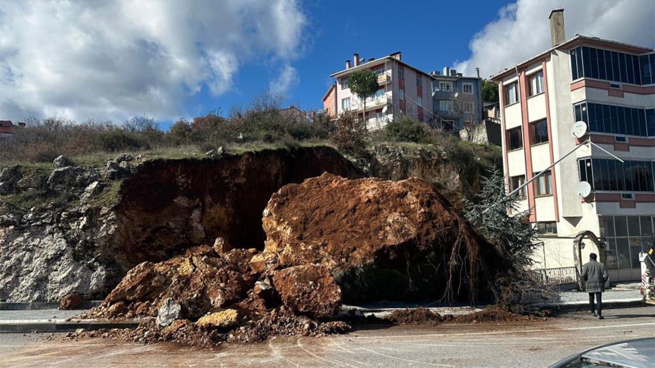 Dursunbey'de dev kaya yola düştü faciadan dönüldü