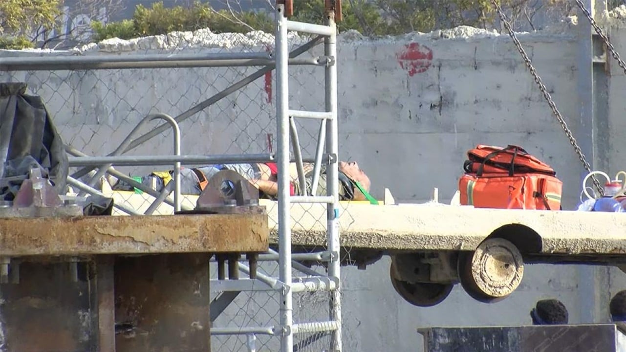 Düştüğü 18 metre derinlikten vinçle hayata dönüş