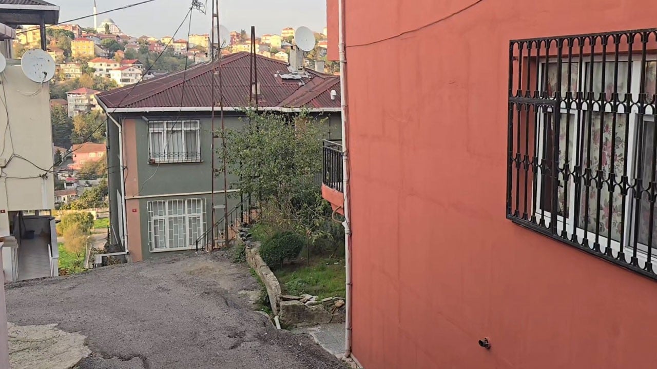 Duvarlar çatlamaya başladı! İstanbul'da iki bina boşaltıldı