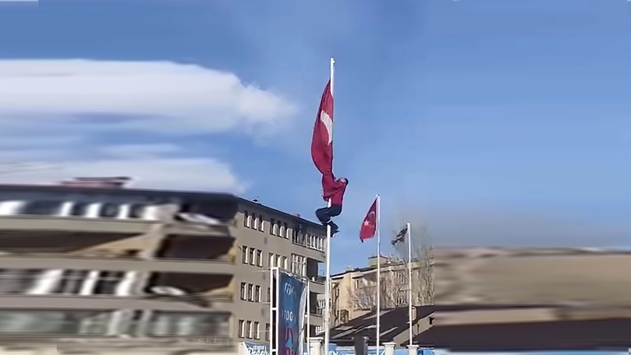 Duygulandıran görüntü! Rüzgar bayrağı doladı, o gözünü kırpmadan direğe çıktı