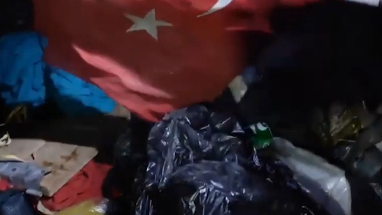 Duygulandıran manzara! Çöpte buldukları Türk bayrağına böyle sahip çıktılar