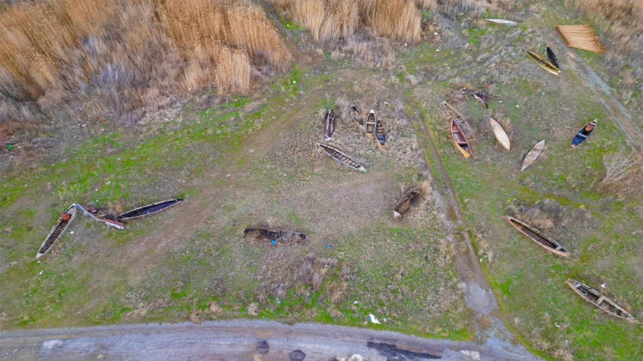 Eber Gölü'nün simgesi kayıklar suya değil, sertleşmiş toprağa hapsoldu