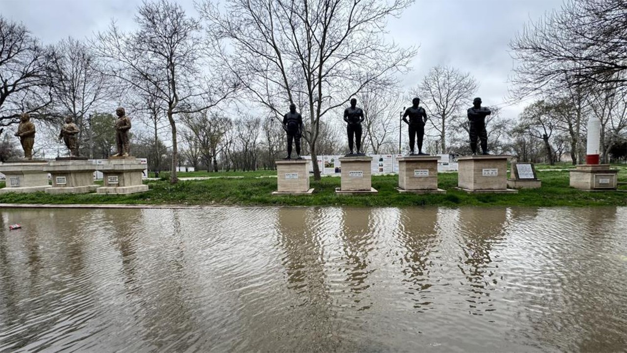 Edirne'de nehir taştı, Er Meydanı sular altında kaldı