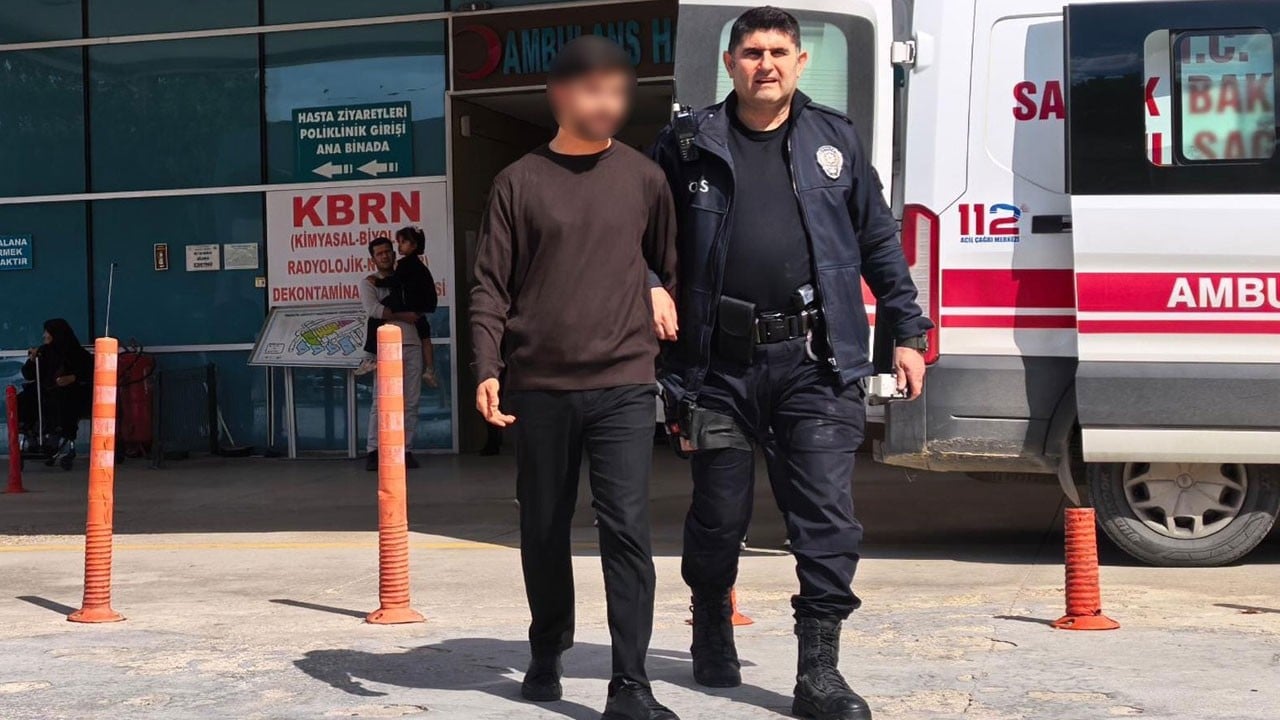 Eğitimciler ihbar etti, silah ruhsatlı çıktı! Okula silahla gelince gözaltına alındı