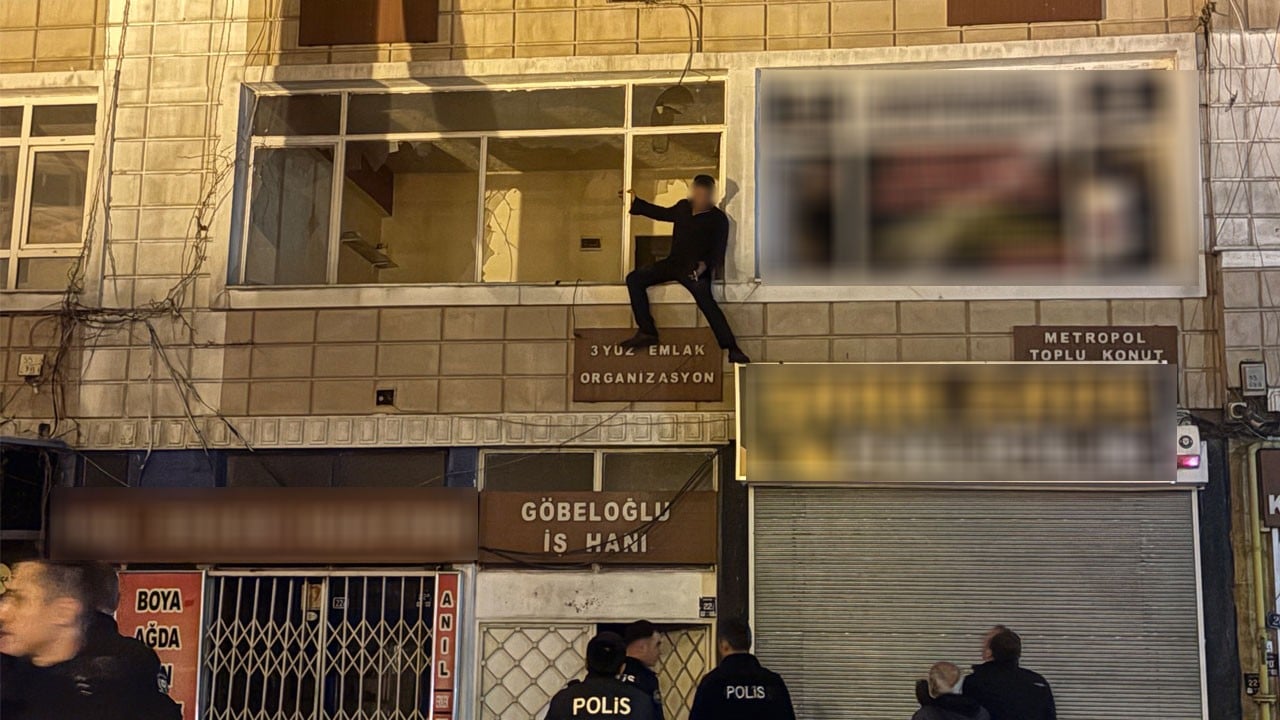 Ekipler böyle müdahale etti! İş yerinin camlarını kırıp eşyaları aşağı attı
