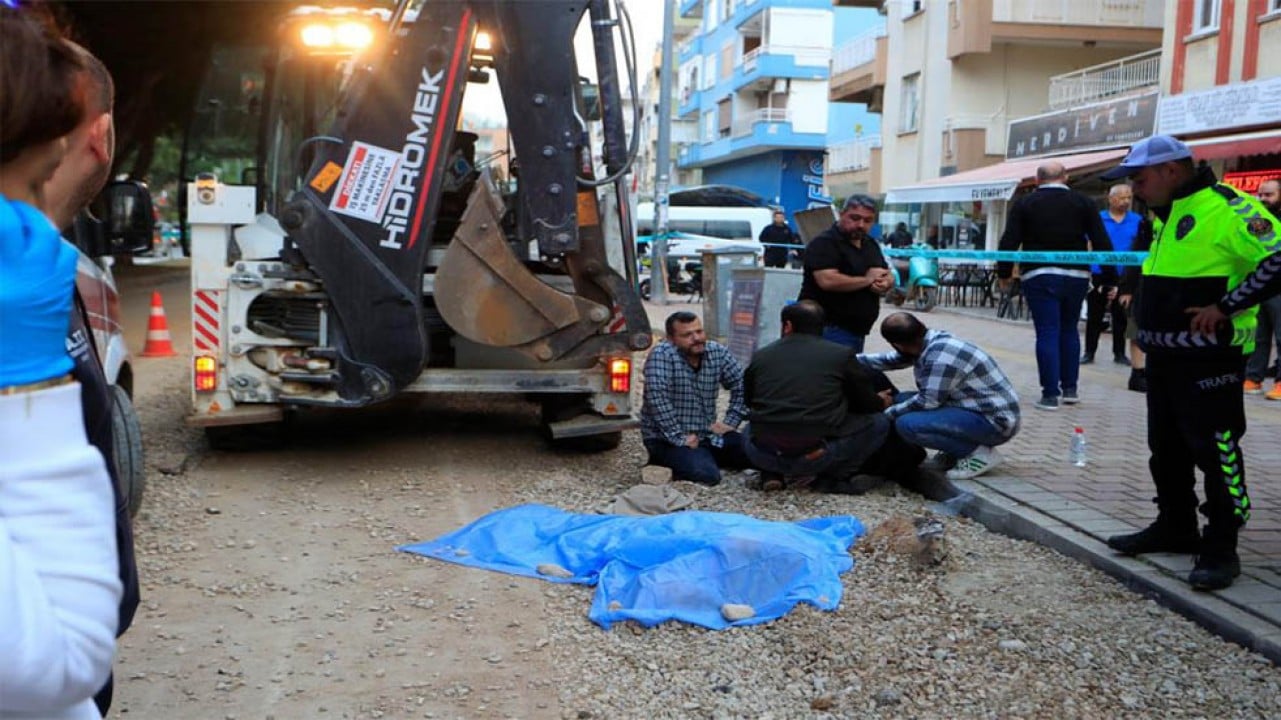 Ekmek almaya giderken kepçenin altında kalarak can verdi