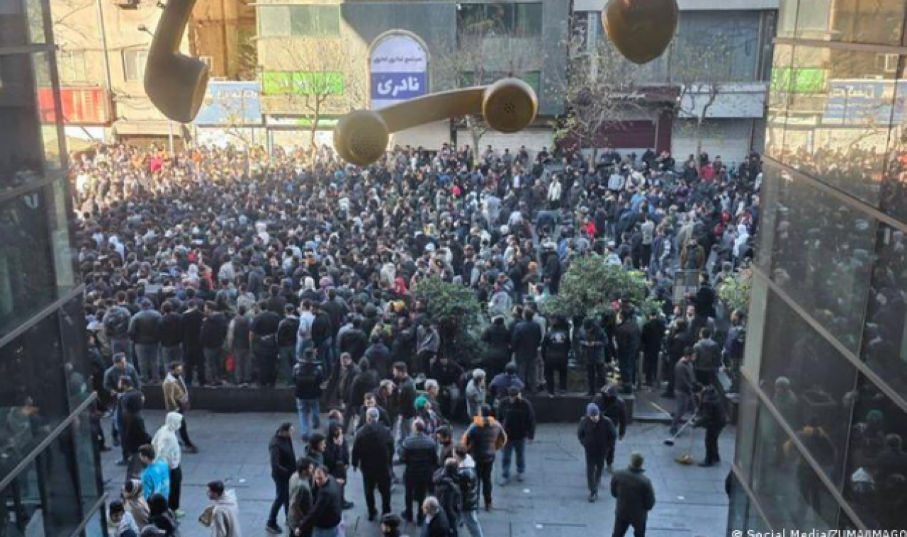 Ekonomik yangın sokaklara taştı: İran’da halk 12 gündür ayakta!