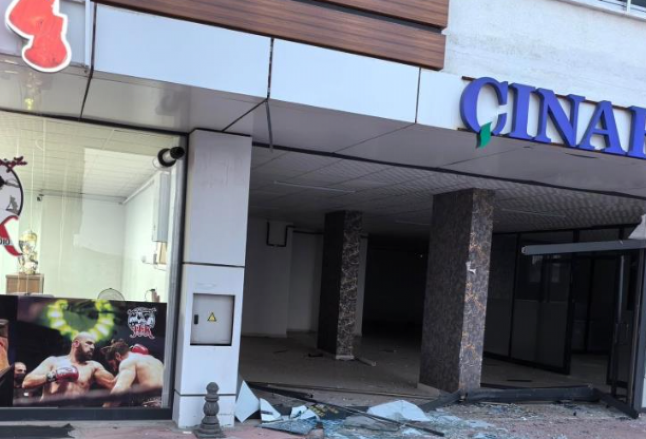 El freni çekilmeyen araç emlakçıya daldı: Faciadan kıl payı dönüldü