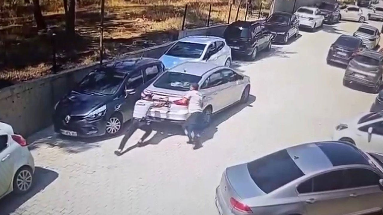 El freni çekilmeyen otomobil geri kaydı! Güvenlik görevlileri son anda böyle durdurdu