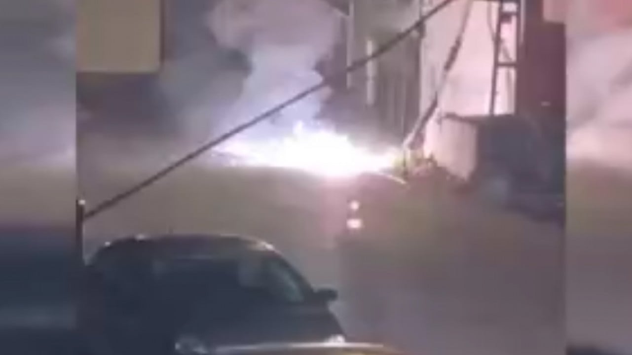 Elektrik kabloları havai fişek gibi patladı