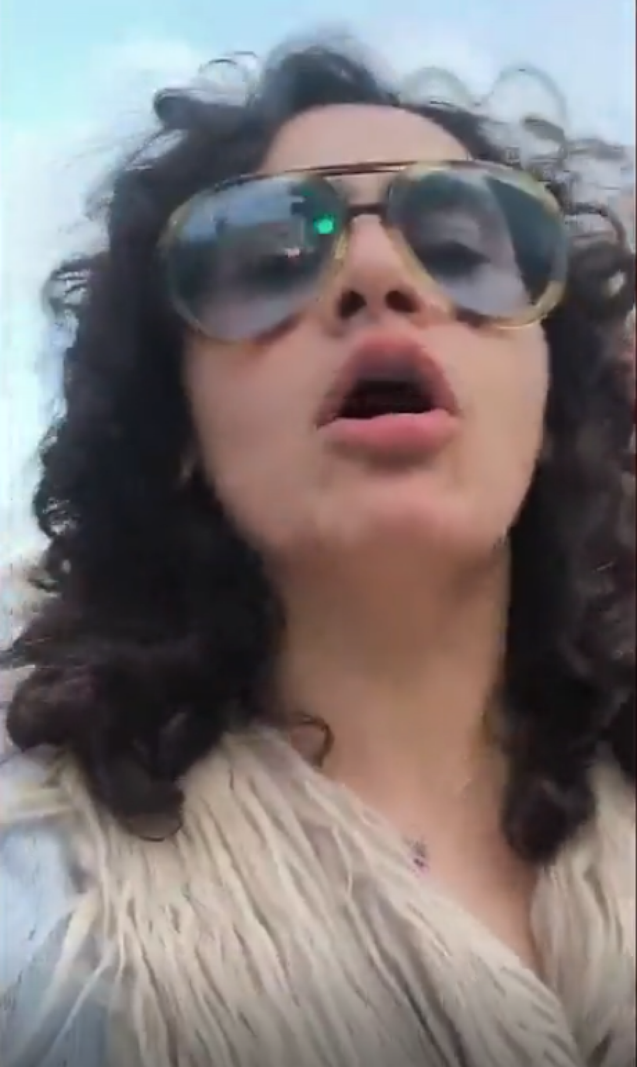 ‘Elimde değil’ dedi, caddede havlayarak yürüdü!