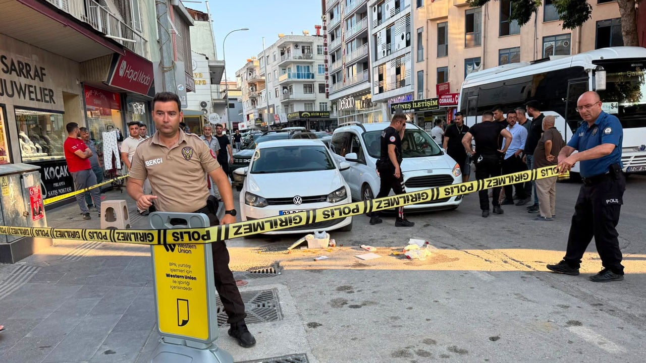 Elindeki doğum günü pastası yola savruldu! Pastaneden çıkan adama silahlı saldırı