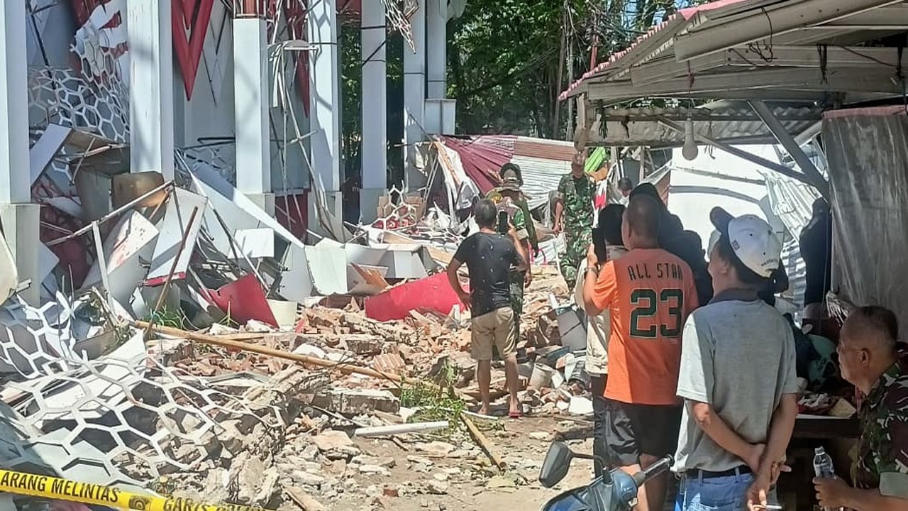 Endonezya 7,4 büyüklüğünde depremle sarsıldı