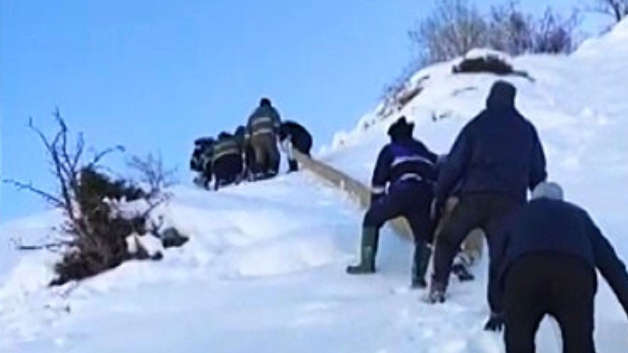 Enerji kesilmesin diye karla mücadele ediyorlar! 