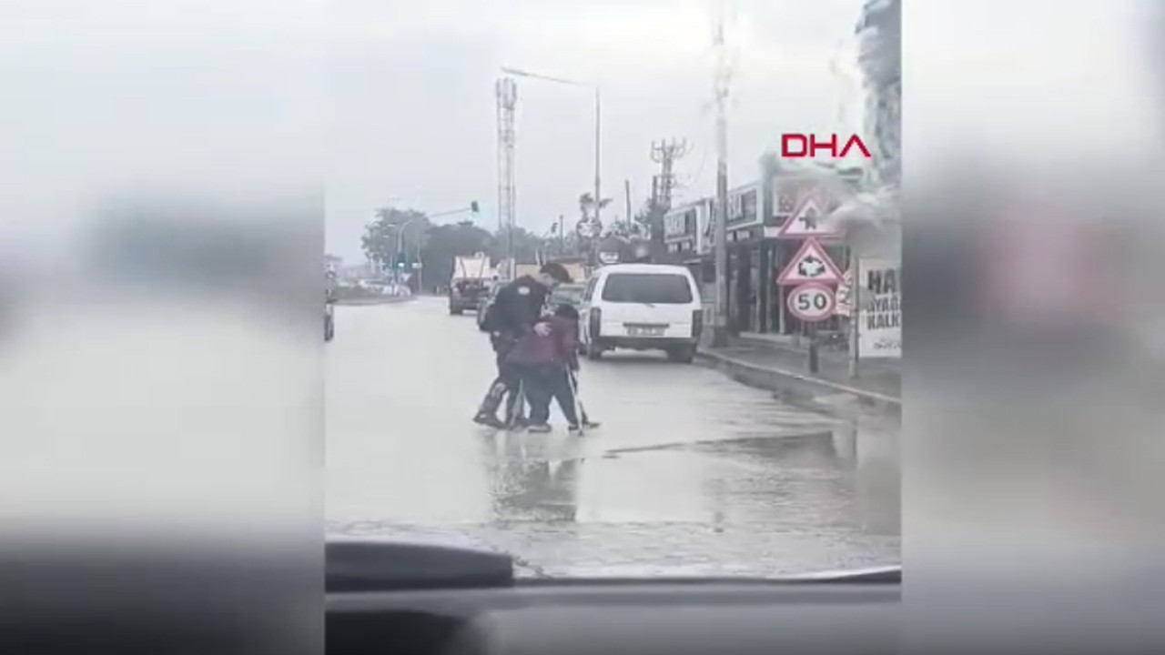 Engelli vatandaşa yağmur altında şefkatli 'Yunus' el verdi