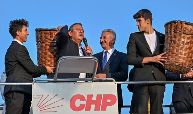 Erdoğan: "Bunların sırtında küfe yok" demişti! Özgür Özel küfelik oldu! Küfe Özel’in sırtında, Özel Otobüsün sırtında