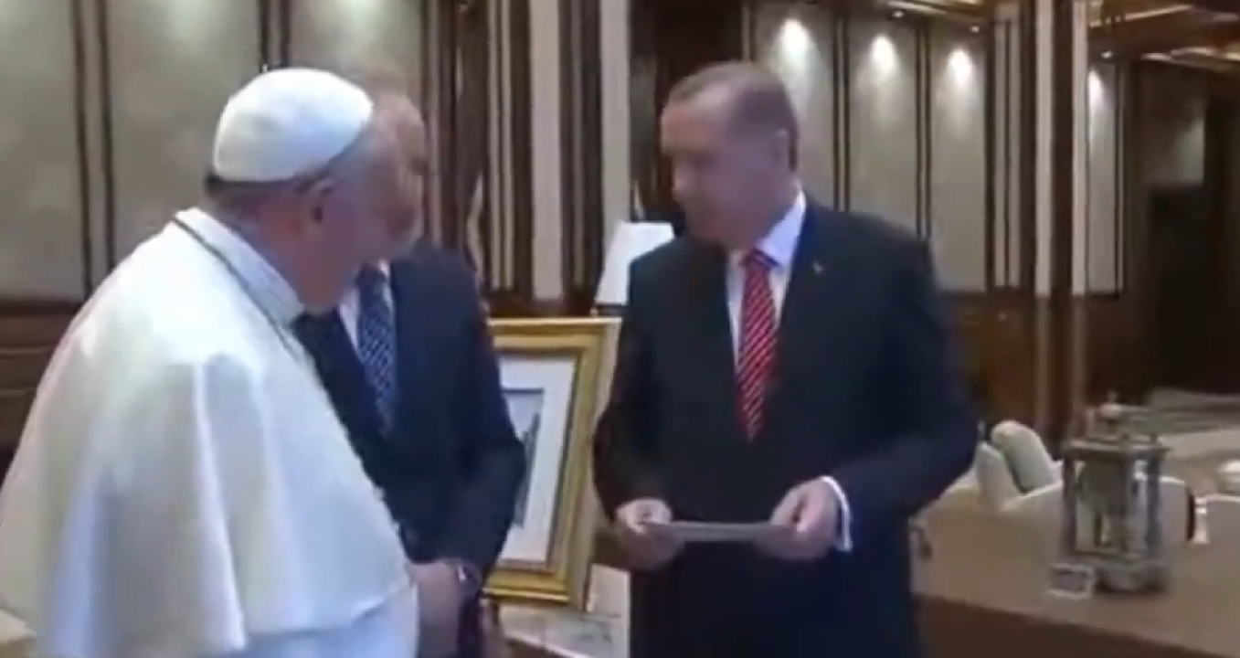 Erdoğan’ın tarihi çıkışı sosyal medyayı salladı! Papa’nın önünde okunan ferman gündem oldu