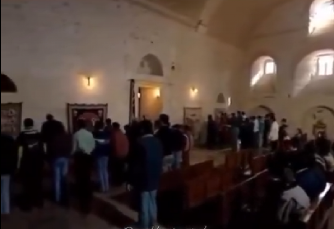 Ermeni kilisesinde kılınan namaz görüntülerinin sırrı ne? Hristiyanlar 