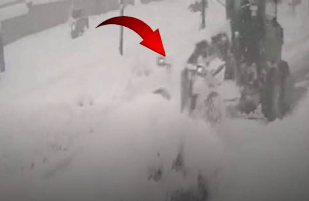 Erzincan'da görünmez kaza: Kar küreme aracı ne olduğunu anlamadı!