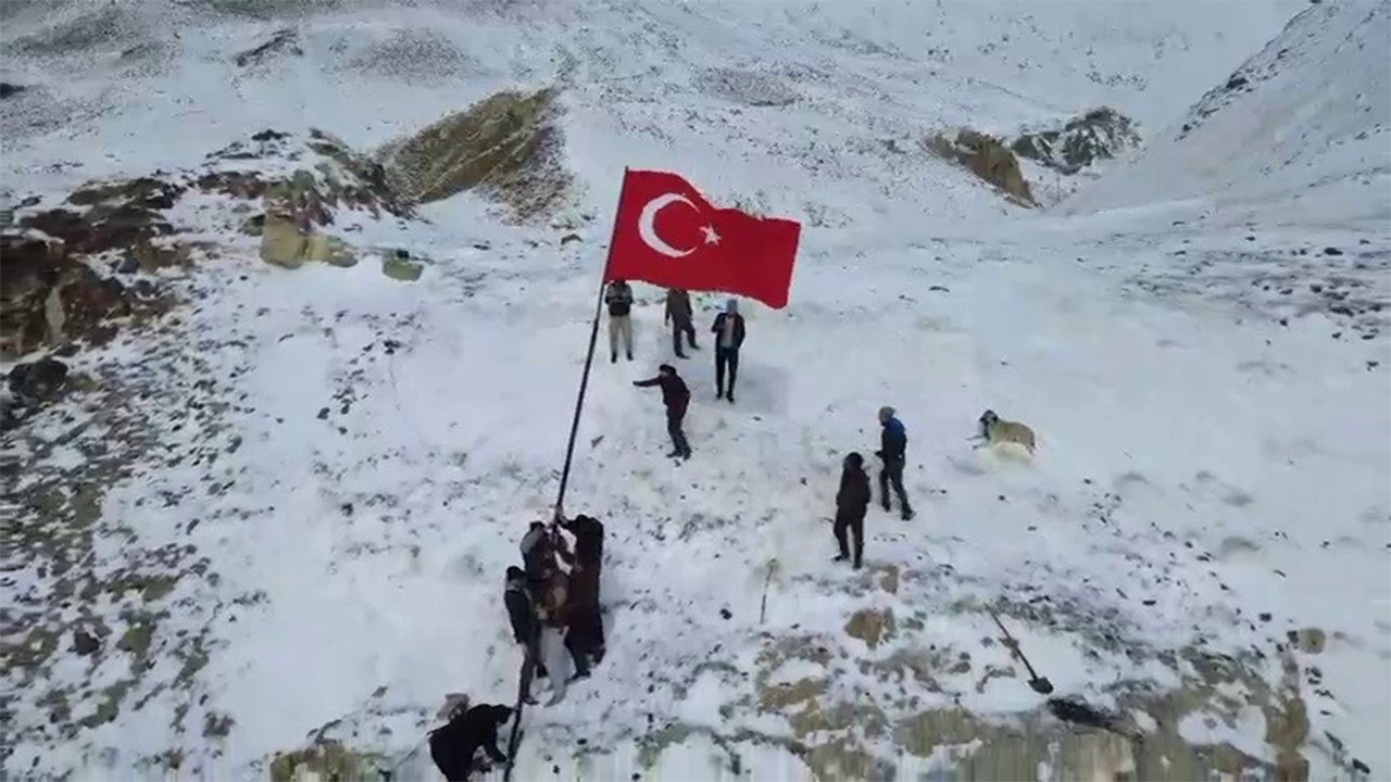 Erzurum'da mahallenin en yüksek tepesine Türk bayrağı diktiler