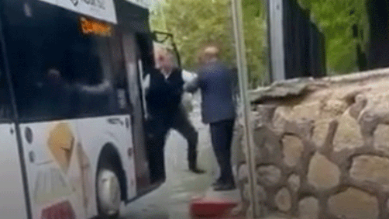Erzurum'da otobüste kavga: Elindeki şemsiyeyle defalarda vurdu!