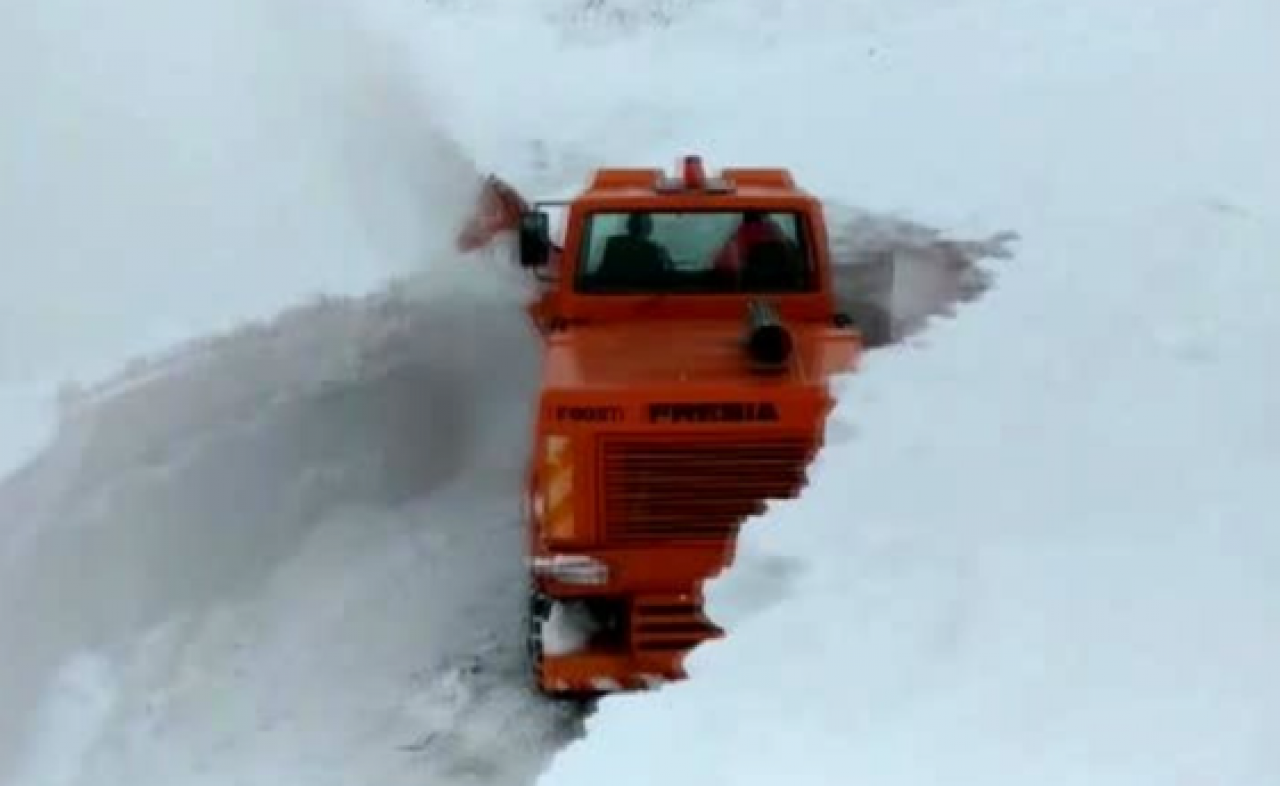 Erzurum’da yoğun kar yağışı hayatı durma noktasına getirdi! 775 köy yolu kapandı