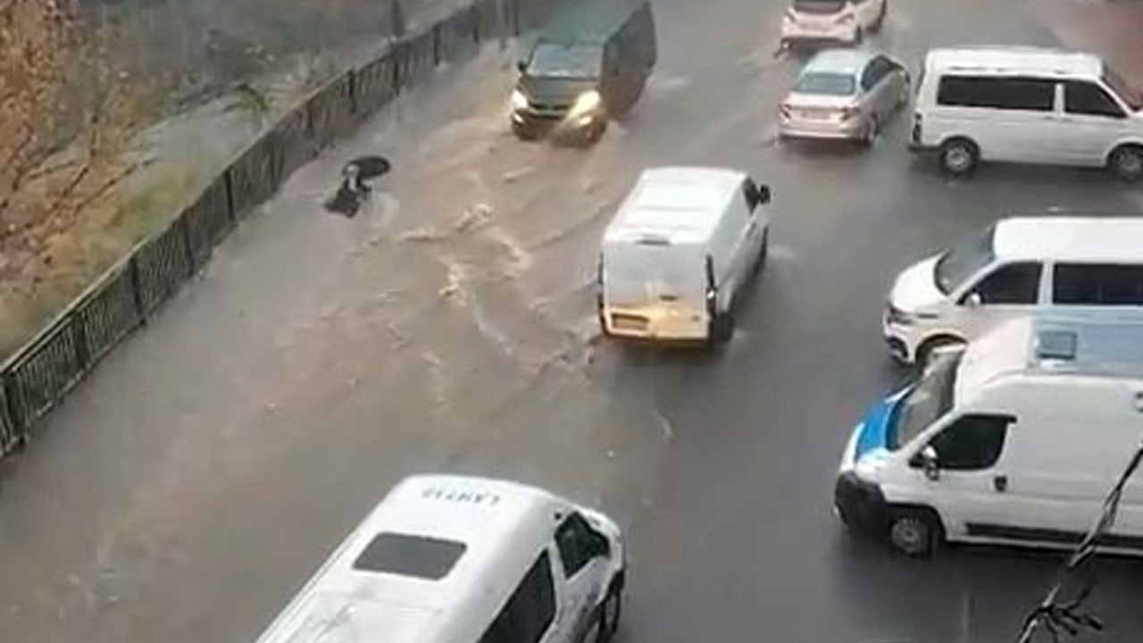 Esenyurt’ta korku dolu anlar! Kadın suya kapılıp böyle sürüklendi