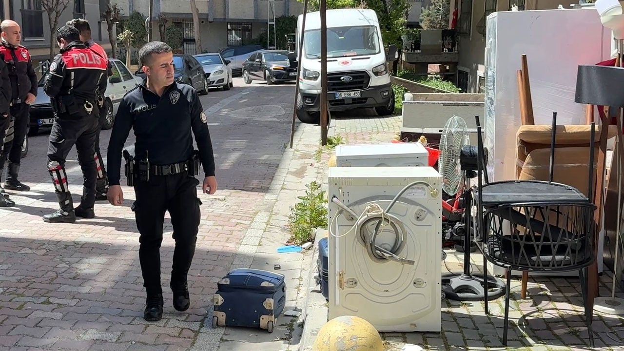 Eşyalarıyla birlikte sokakta kaldı! Kirasını ödediği evden icrayla çıkarıldı