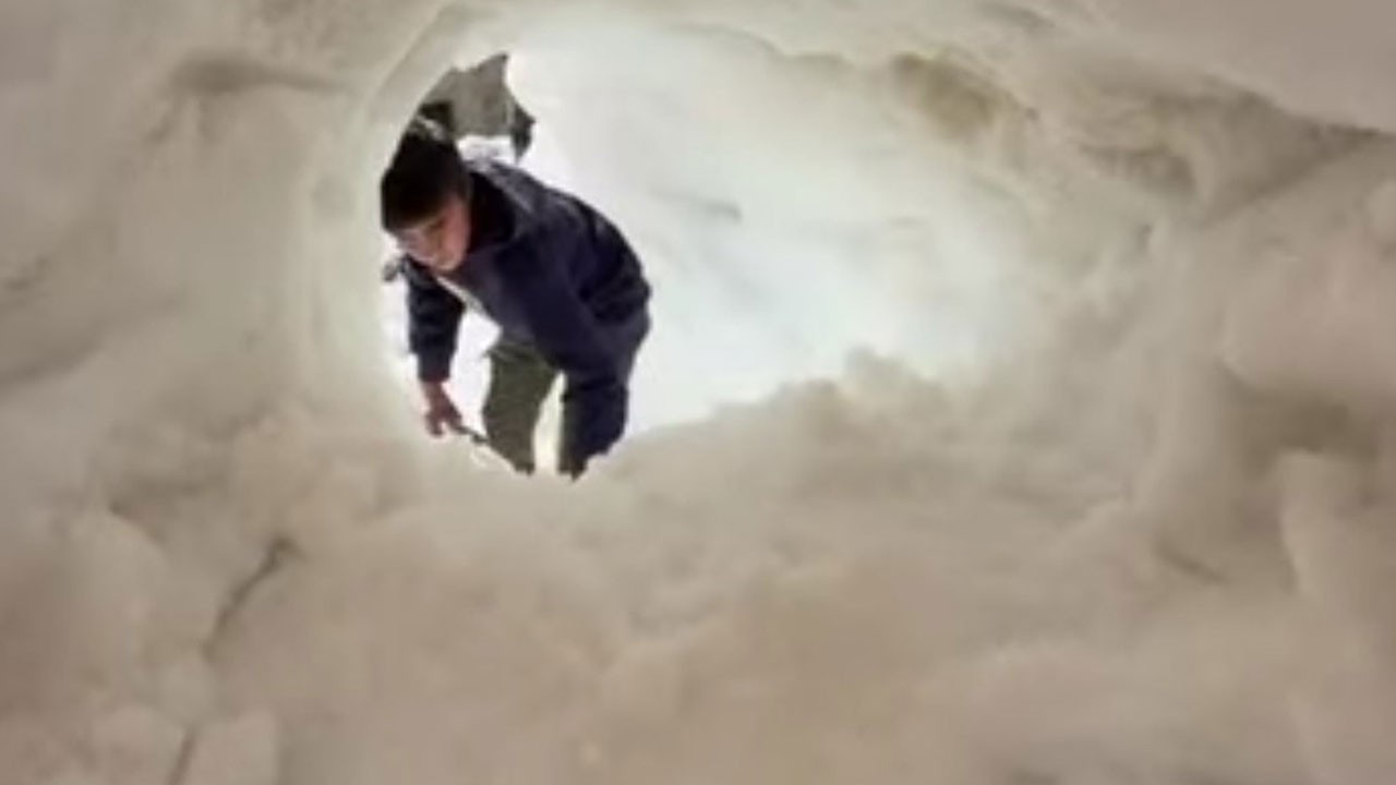 Evler kara gömüldü! Bahçesaray’da yaşam bu tünellerle sürüyor