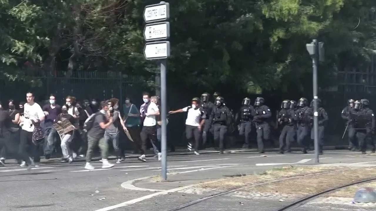 Eylemciler Paris’in merkezindeki askeri kışlaya girmeye çalışıyor! Fransa’da olaylar kontrolden çıktı!