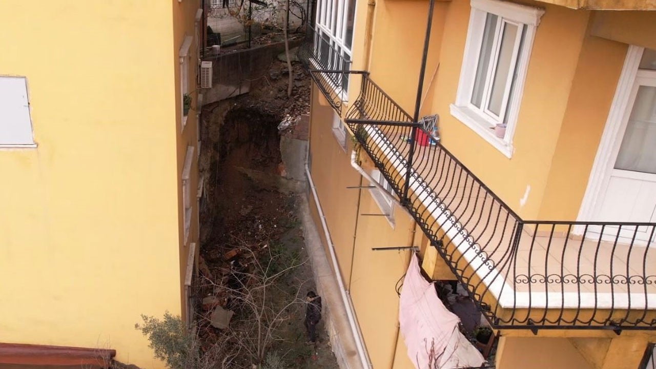 Eyüpsultan’da duvar çöktü, molozlar eve doldu