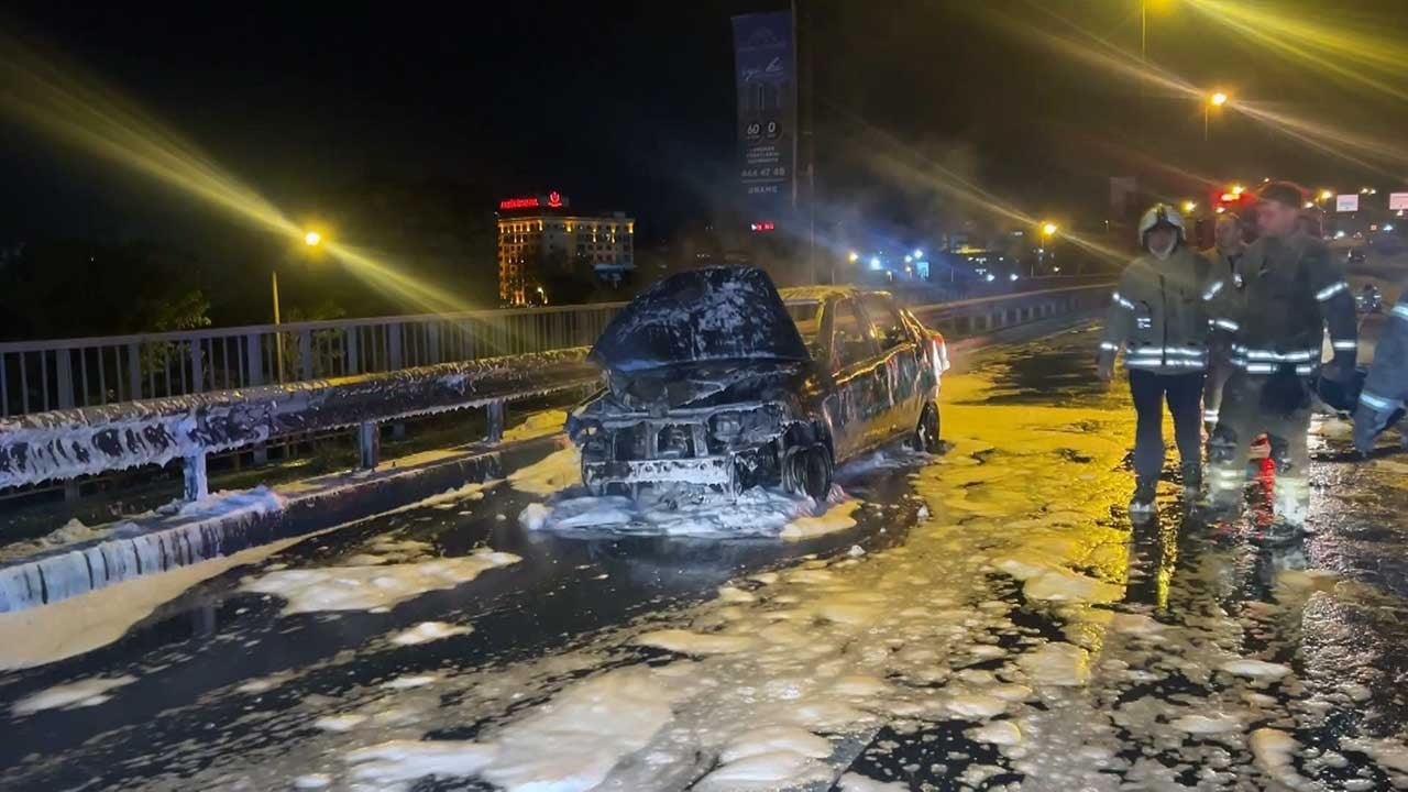 Eyüpsultan’da seyir halindeki otomobil alev aldı