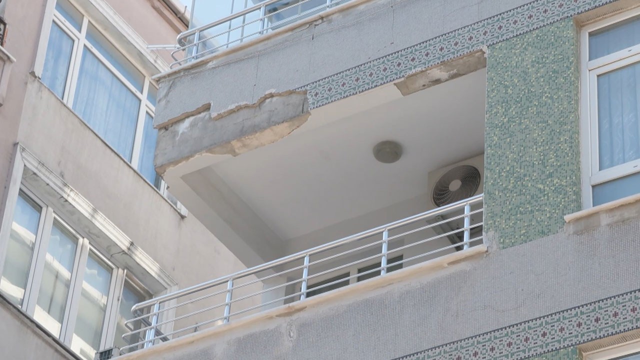 Facia ucuz atlatıldı! Beton parçaları araçların üzerine düştü