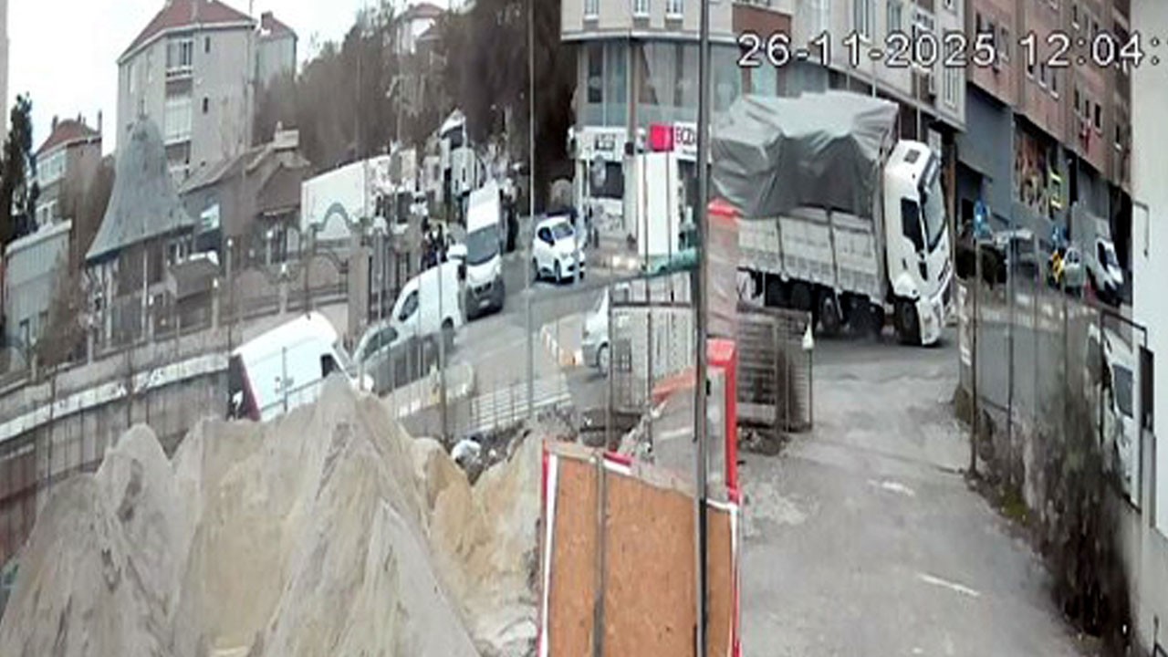 Faciadan dönüldü! Yük kaydı, kamyon devrildi