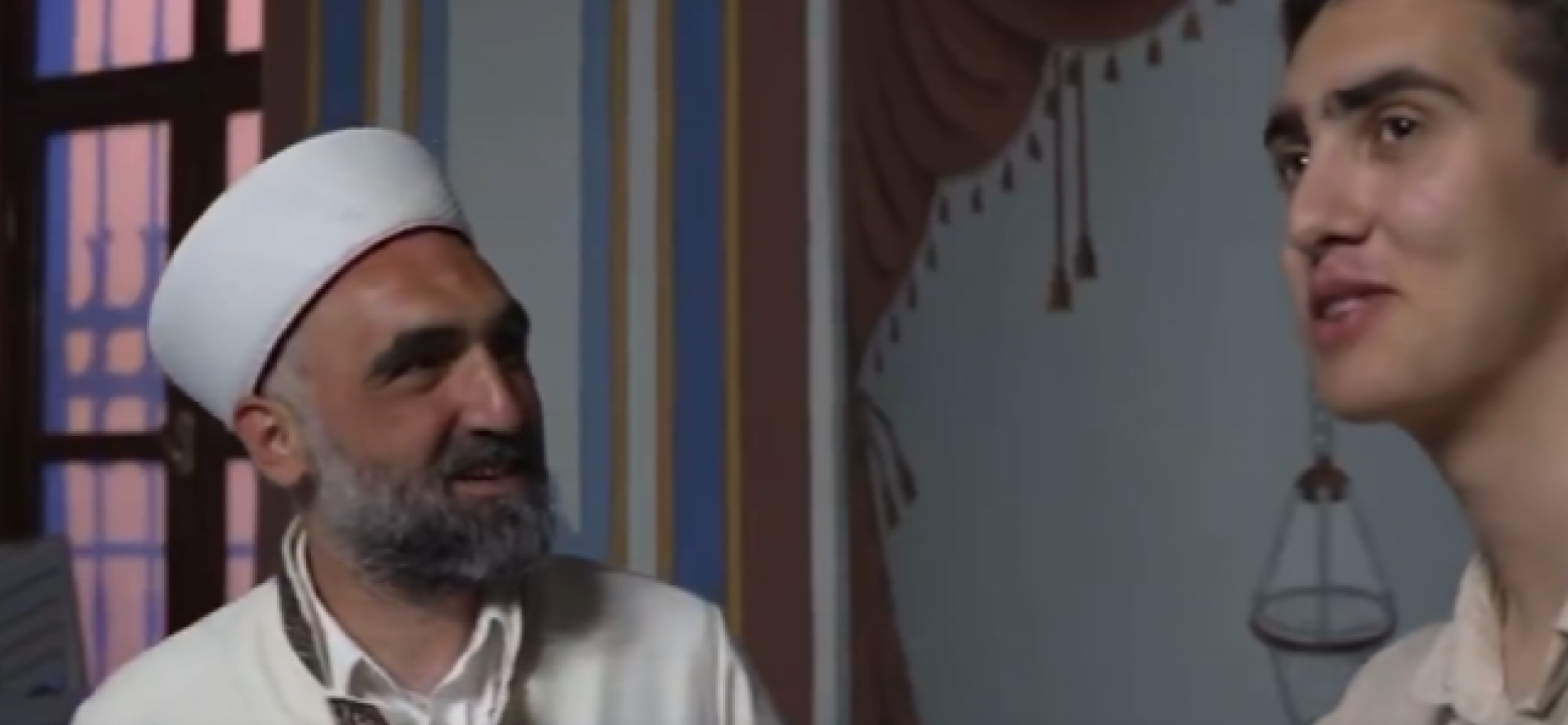 Fatih'te gençlerden takdir toplayan hareket! Cemaati olmayan camiyi 100 kişiyle doldurdular, imamın sevinci gözlerinden okundu!