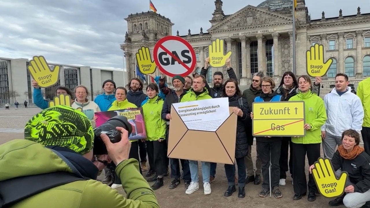Federal Meclis önünde toplandılar! Berlin’de hükümete gaz çağrısı