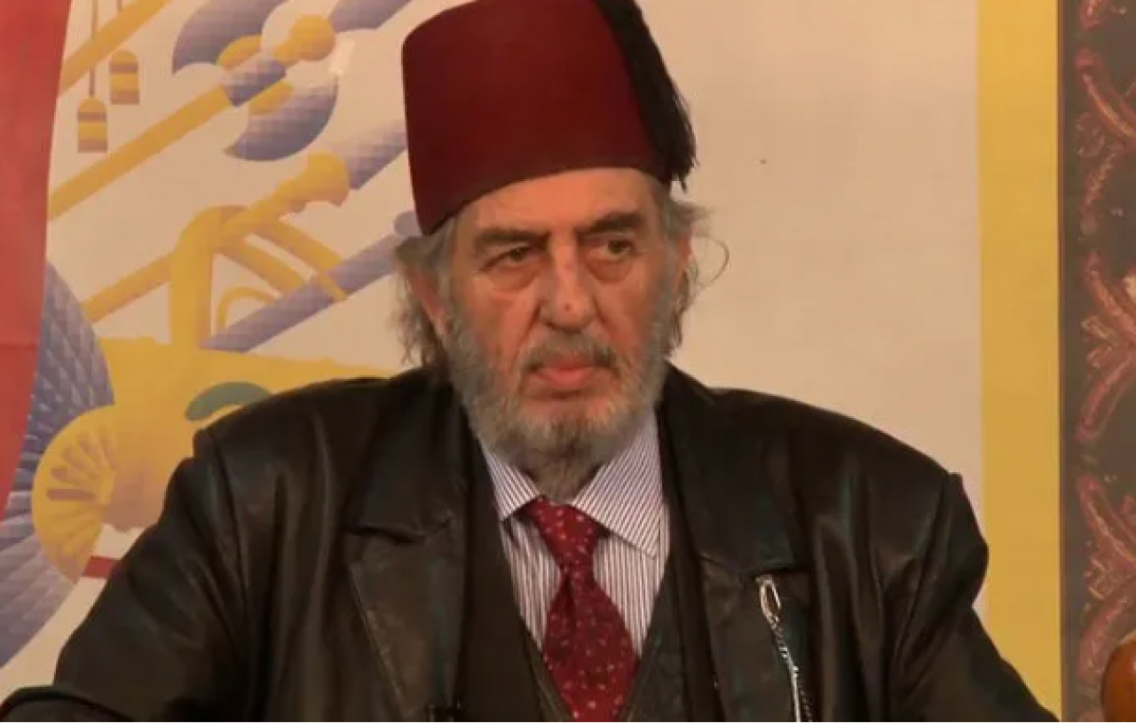 Fesli bir deli mi? Dahi bir veli mi? 